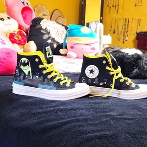 Unique Batman women's size 8, men's size 6, converse High top sneakers, yellow/b